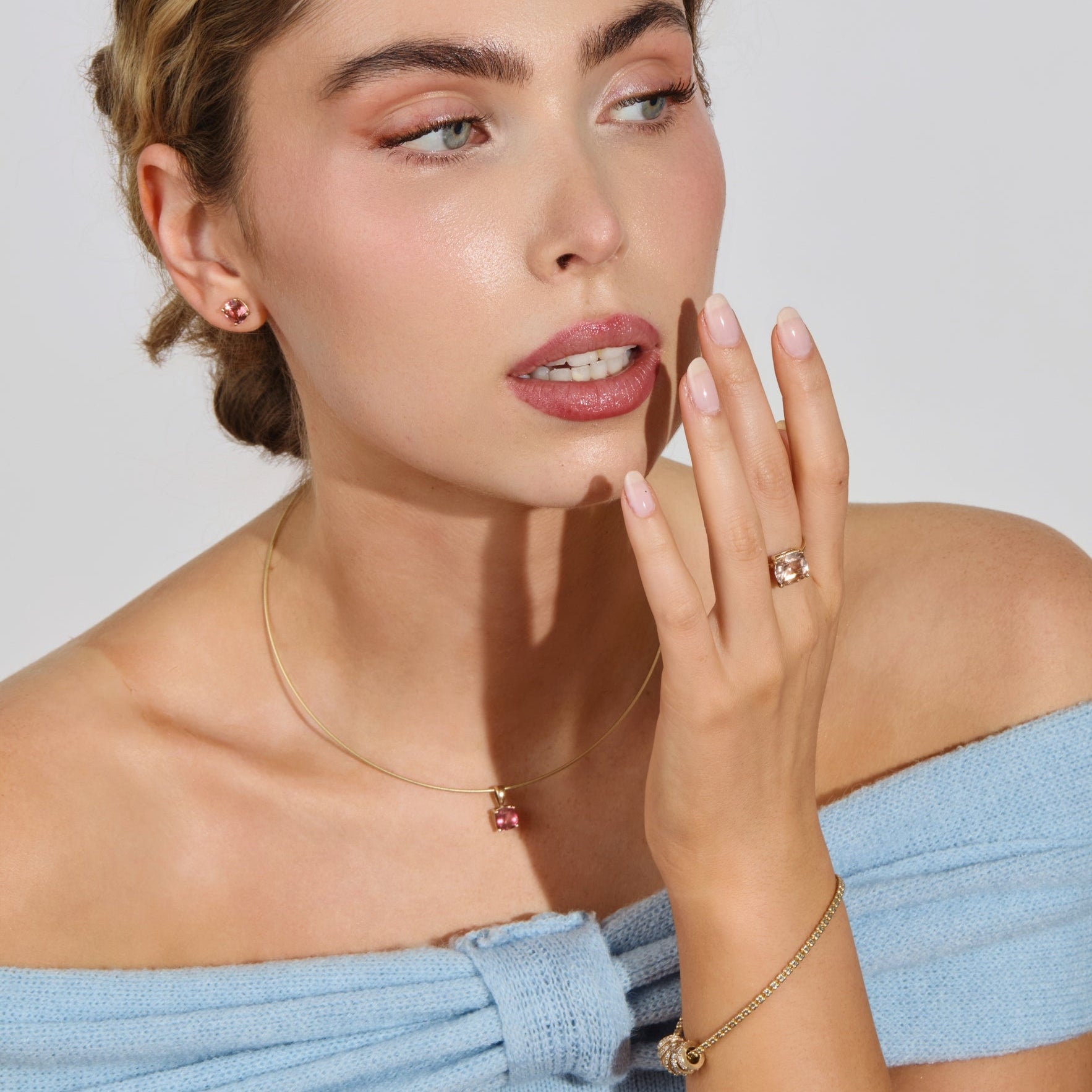 woman wearing a peach morganite and gold ring
