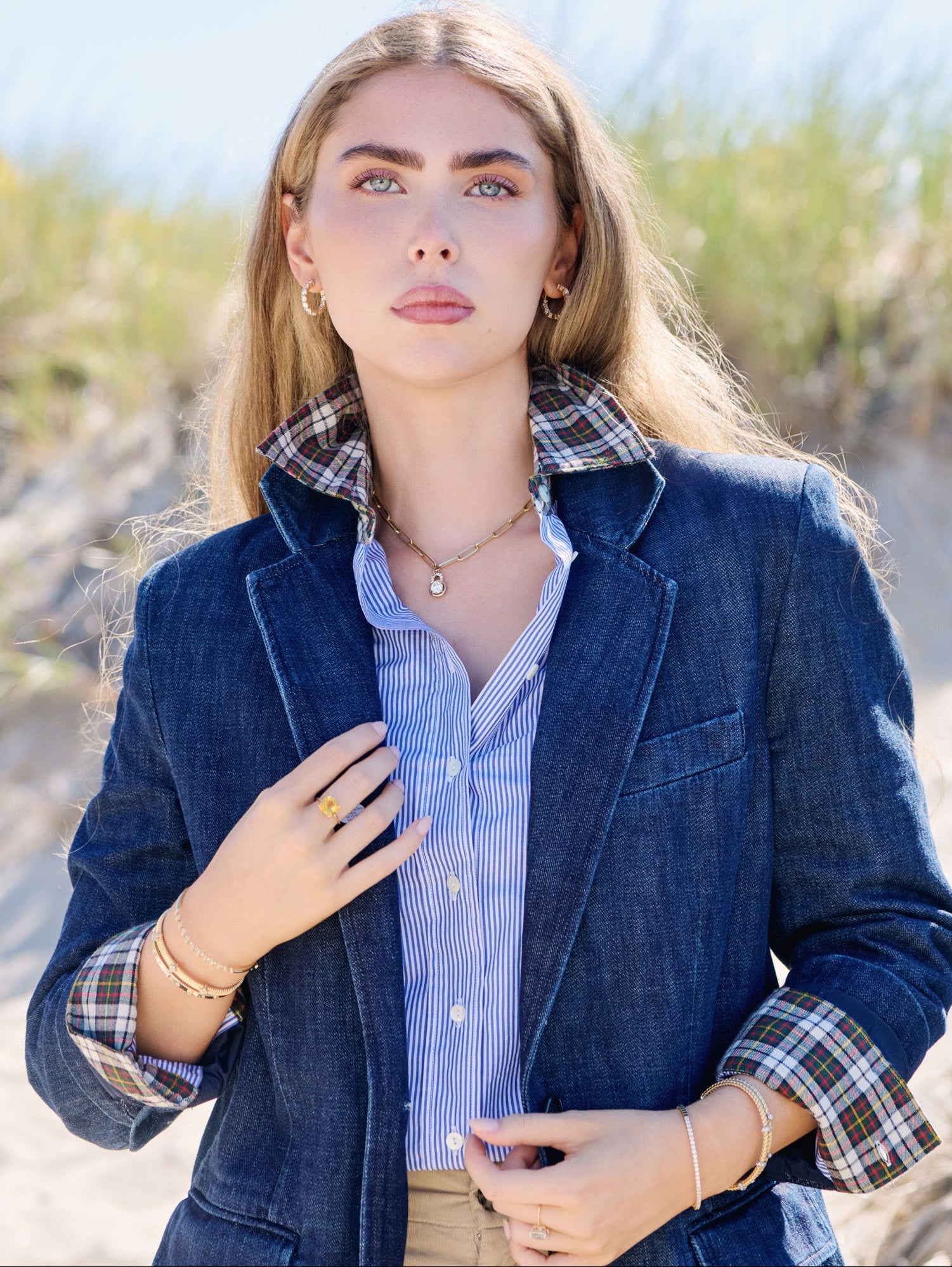 Modern diamond tennis bracelet in 14k gold with push-button clasp